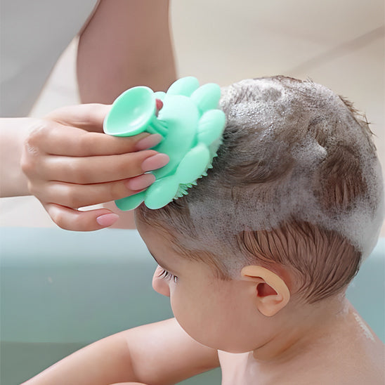 Brosse cheveux pour bebe entrain brosser